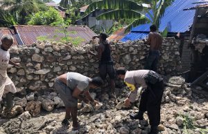 Bantu warga Susun Batu Fondasi Rumah Bhabinkamtibmas Manglusi Ajak Giat Bercocok Tanam
