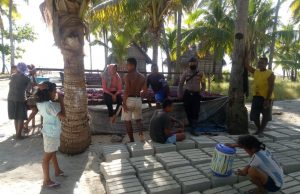 Sambangi warga, Bhabinkamtibmas Werain sampaikan New Normal