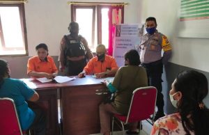 Bhabinkamtibmas dan Babinsa Kelurahan Saumlaki serta pers Samapta Polres MTB Kawal Jalannya Pembagian BST di dua Kelurahan Saumlaki