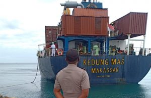 Personil Pos Pol KP3 Polsek Tansel Amankan Giat Keluar Masuk Kapal Pelabuhan Yos Sudarso Saumlaki