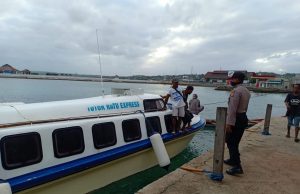 Personil Pos Pol KP3 Polsek Selaru, Awasi dan Monitoring aktifitas Masyarakat dan Kapal Motor di Pelabuhan Adaut