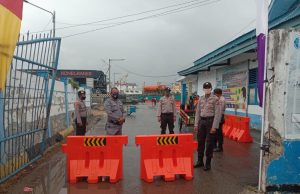 Personil Pos Pol KPPP Polsek Tanimbar Selatan Giat Pam dan Sterilisasi Dermaga Saumlaki Jelang Tiba dan Keberangkatan KM. Sabuk Nusantara 103