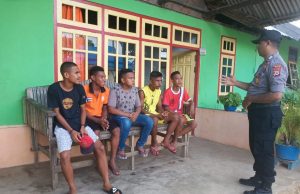 Bripka W. Tajalim Giat Patroli Jalan Kaki di seputar Mako Polsek dan berikan Pembinaan kepada kelompok Remaja