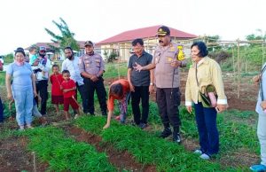 Kapolres MTB berkesempatan meninjau Kebun “Eras” Polsek Selaru