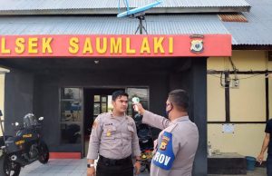 Usai Apel Pagi Personil Polsek Tanimbar Selatan Giat Cek Suhu Tubuh