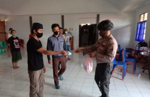 Petugas Karantina di Gedung Aula Bhayangkara Cek dan Giat Olahraga ringan kepada peserta karantina