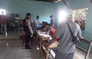 Personil Polsek Nirunmas amankan Giat Pembagian BST di Desa Watmuri