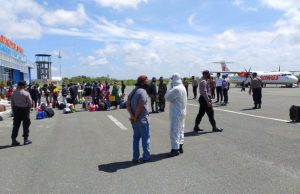 Pelaku Perjalanan Pesawat Wings Air dari Ambon diberikan Pengamanan Ketat oleh personil gabungan TNI/Polri dan Gugus Tugas Covid-19
