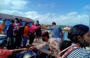 Personil Pos Pol KP3 Polsek Tanimbar Selatan, Giat Pam Penumpang KM. Daussa KW dari Pelabuhan Adaut