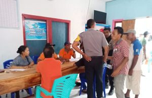 Personil Polsek Nirunmas Amankan Giat Pembagian BST di Desa Arma