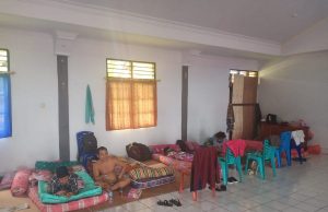 Petugas Polri Pam Pos Karantina Aula Bhayangkara Polres MTB Cek rutin kondisi Peserta Karantina