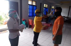 Petugas Gustu Penanganan Covid-19 Giat Pegecekan Suhu Tubun Peserta Karantina