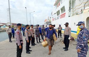 Personil Ops Aman Nusa II Polres MTB bersama TNI dan Gustu Covid-19 Tanimbar amankan dan Giat Protokol Covid-19 penumpang Sanus 103 dari MBD