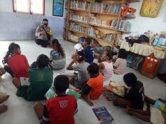 Bhabinkamtibmas Werain Laksanakan Giat Belajar-Mengajar dan Bagi Alat Tulis Gratis Kepada Anak-Anak