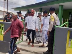 Bhabinkamtibmas Ritabel Amankan Ibadah Sholat Jumat di Mesjid Raya AL Muhajirin Larat
