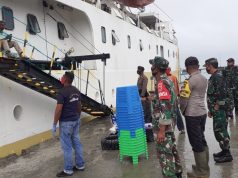 Personil Gabungan TNI Koramil dan Polri Polsek Tanut bersama Petugas Gustu amankan Giat bongkar barang KM. Sanus 72 di Pelabuhan Larat