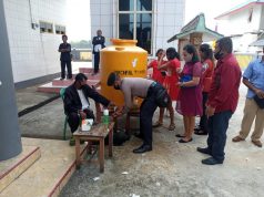 Kanit Binmas Polsek Tanut dan Bhabinkamtibmas Lelingluan hadir ikuti dan amankan Giat Ibadah Minggu di Desa Lelingluan