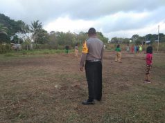 Bhabinkamtibmas Hadiri dan Amankan Lomba Lari Karung Menyongsong HUT Desa Persiapan Ilngei Barat Ke-25