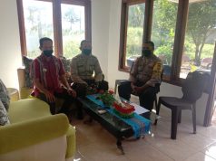 Bhabinkamtibmas Lorulun Bersama Kapolsek dan Camat Wertamrian Koordinasi Pembuatan Video Himbauan Pencegahan Covid-19