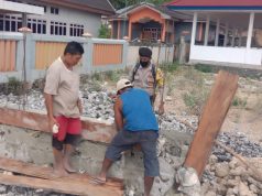 Bhabinkamtibmas Bersama Kaur Pembangunan Laksanakan Giat Baksos dan Sampaikan Binluh AKB