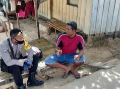 Kunjungi Roni Ngilawane, Bhabinkamtibmas Batuputih Ingatkan tentang Protokol Kesehatan Covid-19