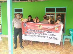 Bhabinkamtibmas Olilit Timur Sosialisasikan Satgas Saber Pungli di Rumah Bapak Melkior Berasadi