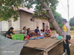 Bhabinkamtibmas Sambangi Warga Berjualan Sayur dan Sampaikan Binluh AKB