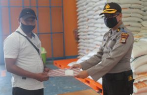 Polres MTB melaksanakan Pengambilan Beras Bansos dari Bulog Saumlaki