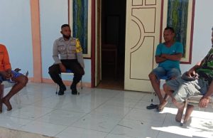 Sambangi Bapak Boinsera, Bhabinkamtibmas Matakus berikan Tata Cara Protokol Kesehatan Pencegahan Covid-19