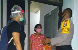 Bhabinkamtibmas Oltim bersama Ka Pustu Desa Oltim Giat Kunjungan Cek Peserta Karantina Mandiri