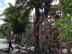 Bantu Warga yang sementara membangun Rumah, Bhabinkamtibmas Adodo Molo ajak Pakai Masker