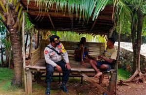 Sambangi Warga Desa, Bhabinkamtibmas Adodo Molu Sampaikan AKB