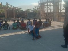 Bhabinkamtibmas Adodo Molu Sambangi Pemuda yang Berlatih Bola Volly