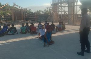 Bhabinkamtibmas Adodo Molu Sambangi Pemuda yang Berlatih Bola Volly