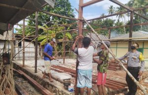Bhabinkamtibmas Amdasa Sambangi Warga yang Melaksanakan Pembangunan Rumah