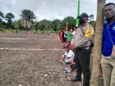 Bhabinkamtibmas Bomaki Amankan Giat Pertandingan Bola Kaki Jelang HUT RI ke-75 di Desa