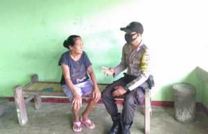 Bhabinkamtibmas Kabiarat Sambangi Ibu Martha Batbual warga Desa Kabiarat