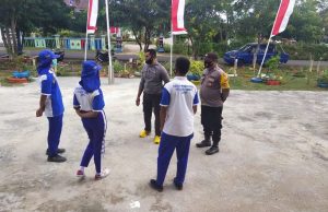Bhabinkamtibmas Kelurahan Saumlaki Laksanakan Latihan Paskibra Pengibaran Bendera Merah Putih