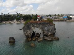 Bhabinkamtibmas Latdalam bersama 2 Orang Paskibra Mengibar Bendera Merah Putih di Puncak Batu Wisata Batlyosa