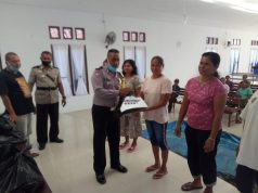 Bhabinkamtibmas Latdalam Bripka P. Peea, SE bersama Waka Polsek Tansel Pembagian Bansos Polri Peduli dan Binluh AKB