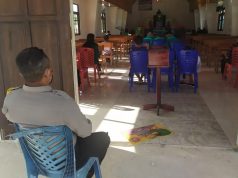 Bhabinkamtibmas Lermatang Amankan Ibadah Minggu Gereja Bethel Jemaat GPM Lermatang
