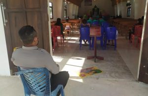 Bhabinkamtibmas Lermatang Amankan Ibadah Minggu Gereja Bethel Jemaat GPM Lermatang