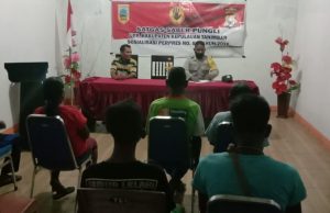 Bhabinkamtibmas Matakus Sosialisasikan tentang Satgas Saber Pungli kepada Warga Desa