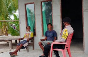 Bhabinkamtibmas Adodo Molu sambangi Warga Desa dan Sampaikan Binluh AKB