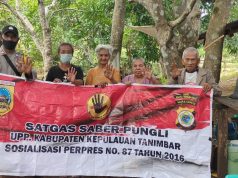 Bhabinkamtibmas Olilit Barat Laksanakan Giat Sosialisasi Satgas Saber Pungli di Rumah Bapak Kaloru Belay