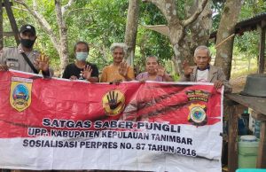 Bhabinkamtibmas Olilit Barat Laksanakan Giat Sosialisasi Satgas Saber Pungli di Rumah Bapak Kaloru Belay