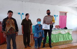 Bhabinkamtibmas Romean Amankan Pembagian Bantuan Langsung Tunai Dana Desa (BLT-DD) Tahap III
