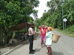 Sambangi warga Desa yang hendak ke kebun Bhabinkamtibmas Sangliat Krawain berikan Sosialisasi AKB