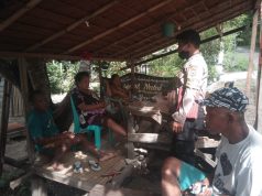 Bhabinkamtibmas Sangliat Krawain Sambangi Warga yang Berjualan dan Sampaikan Binluh AKB