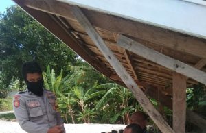 Adaptasi Kebiasaan Baru oleh Bhabinkamtibmas Sangkra kepada Bapak Marchel Titirloloby